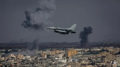 مشهد يظهر تصعيداً إسرائيلياً في غزة مع تحليق طائرة حربية وتصاعد أعمدة الدخان فوق المباني السكنية